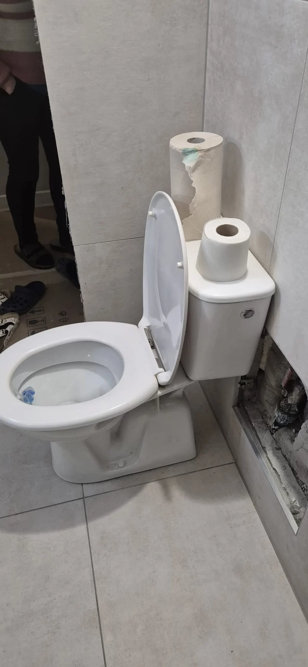 Profesionálna montáž toalety v kúpeľni so skrytým inštalačným systémom.